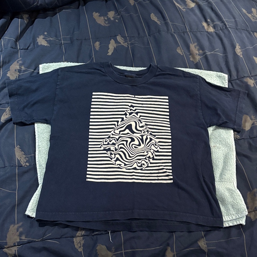 Volcom Navy Blue Kids Tee with Abstract Stripe Design - size L